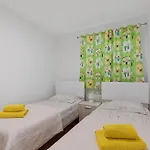 Vintiana Vila *